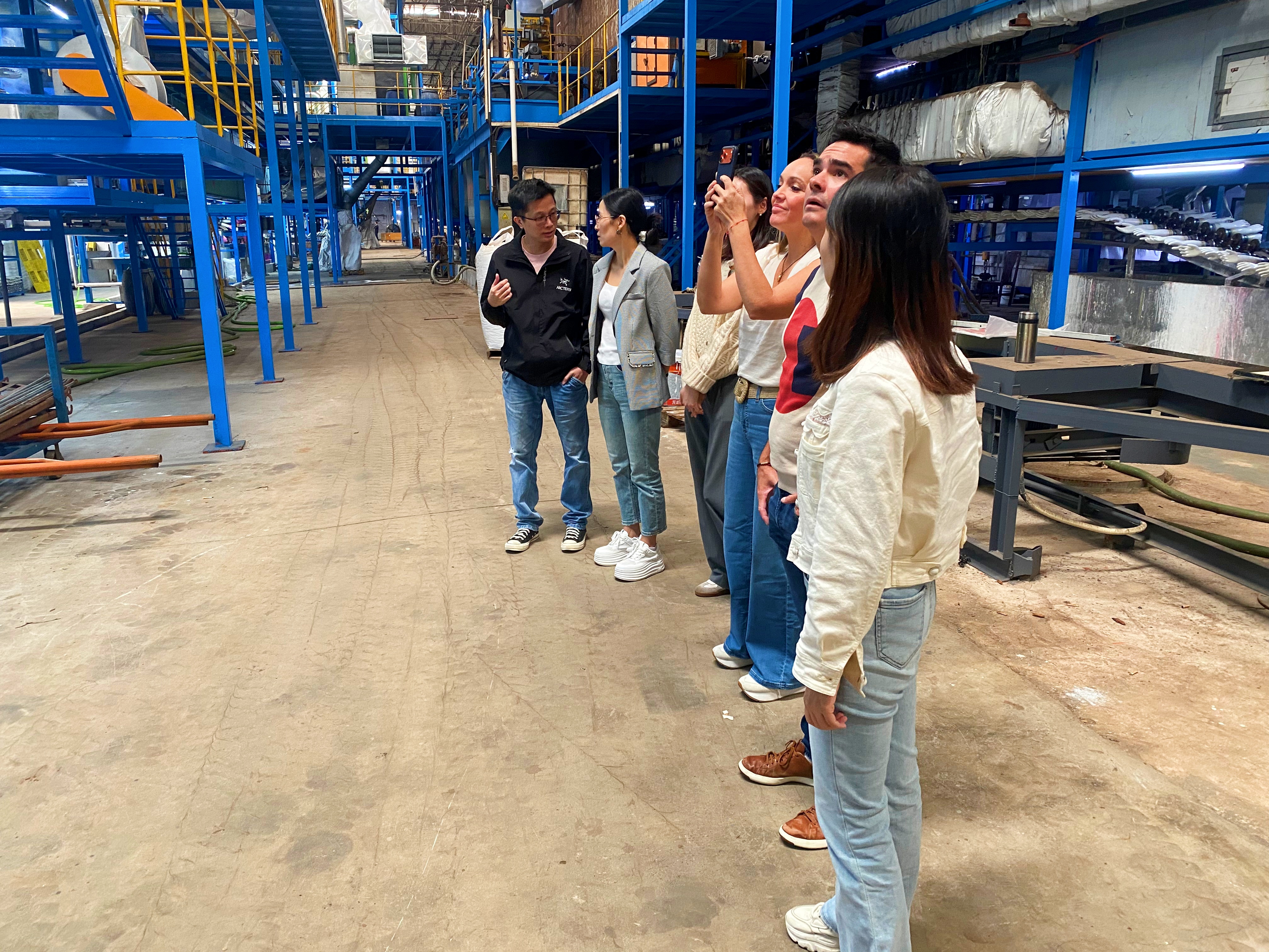 Mexican buyers touring Guangzhou Red Sunshine glove production line