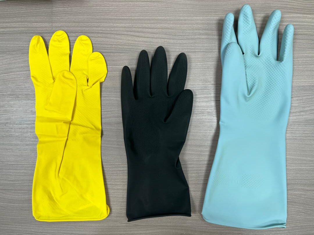 Comparison of standard rubber gloves vs. ergonomic household gloves with anatomical fit.