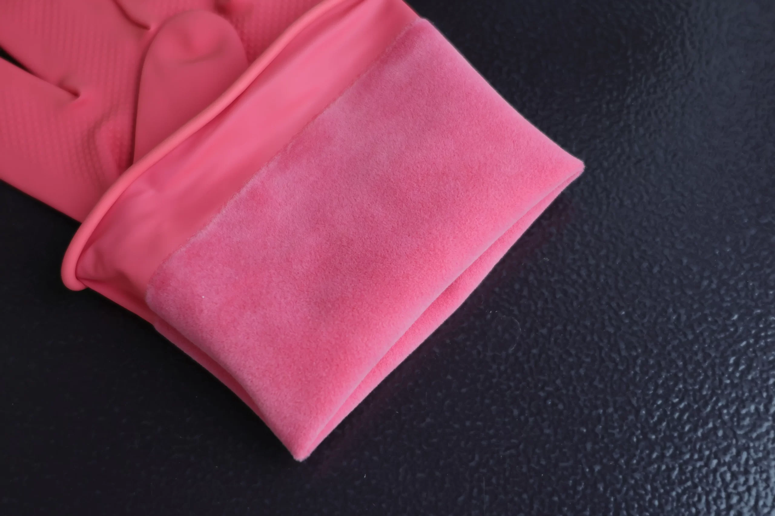 High-quality glove comfort design featuring moisture-absorbent flock lining.